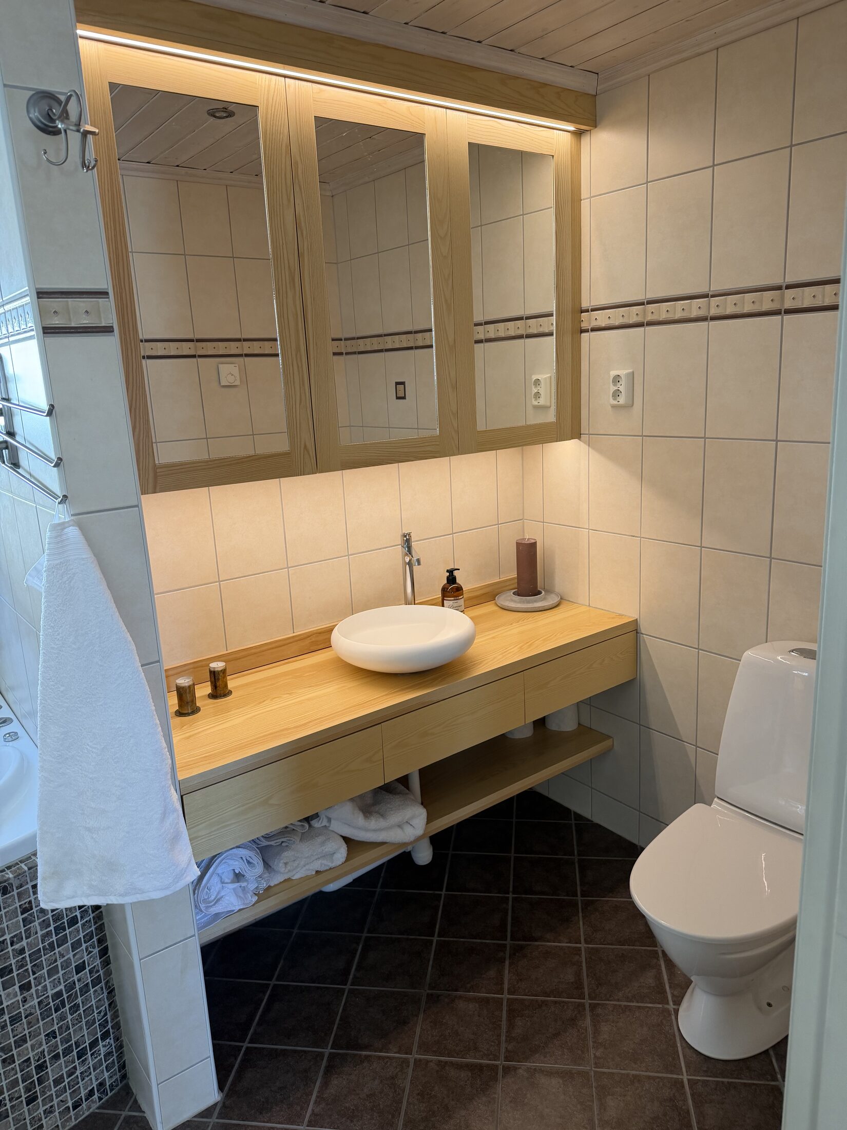 Badrum med handfat och wc