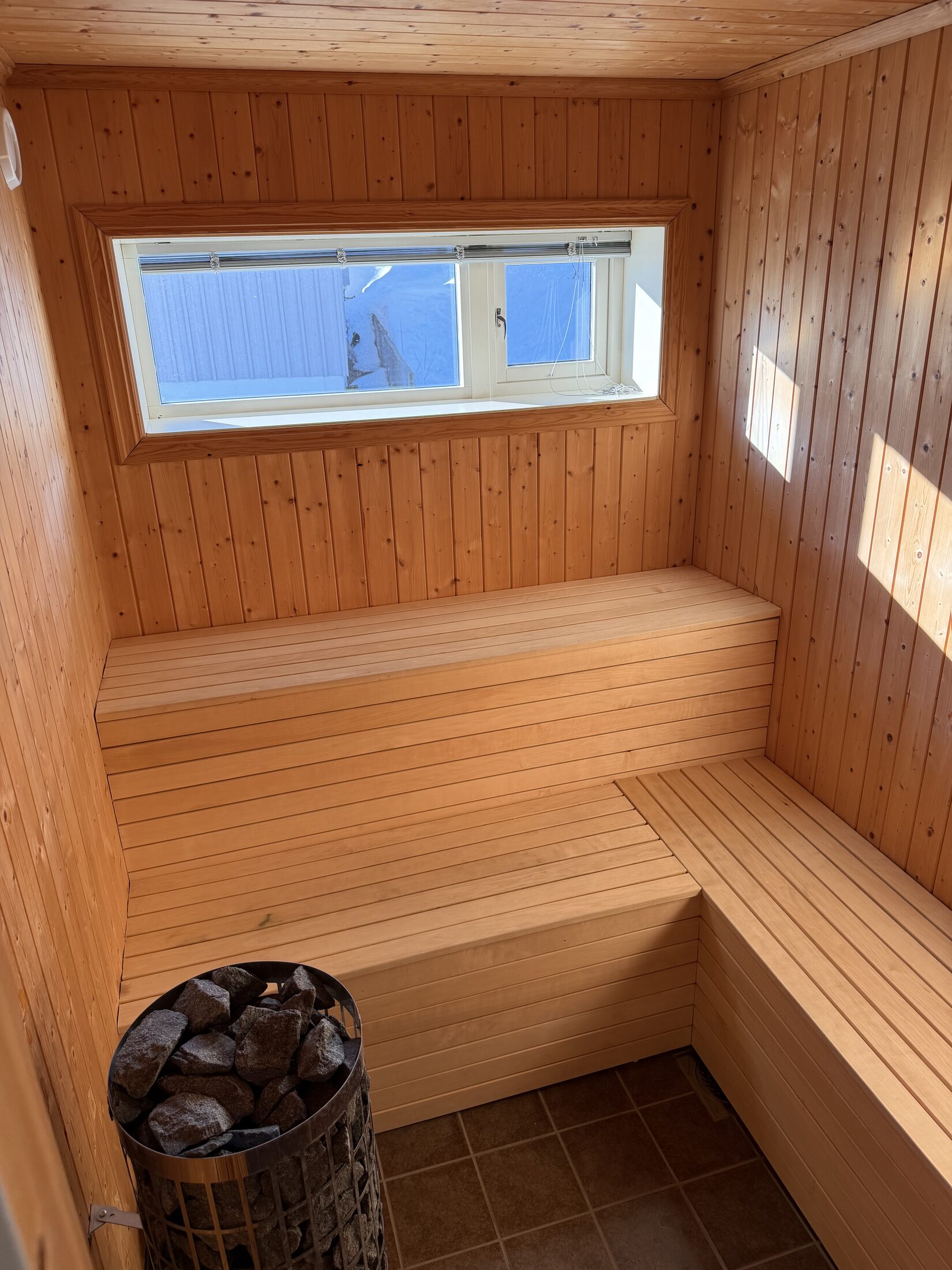 Privat bastu med träpanel
