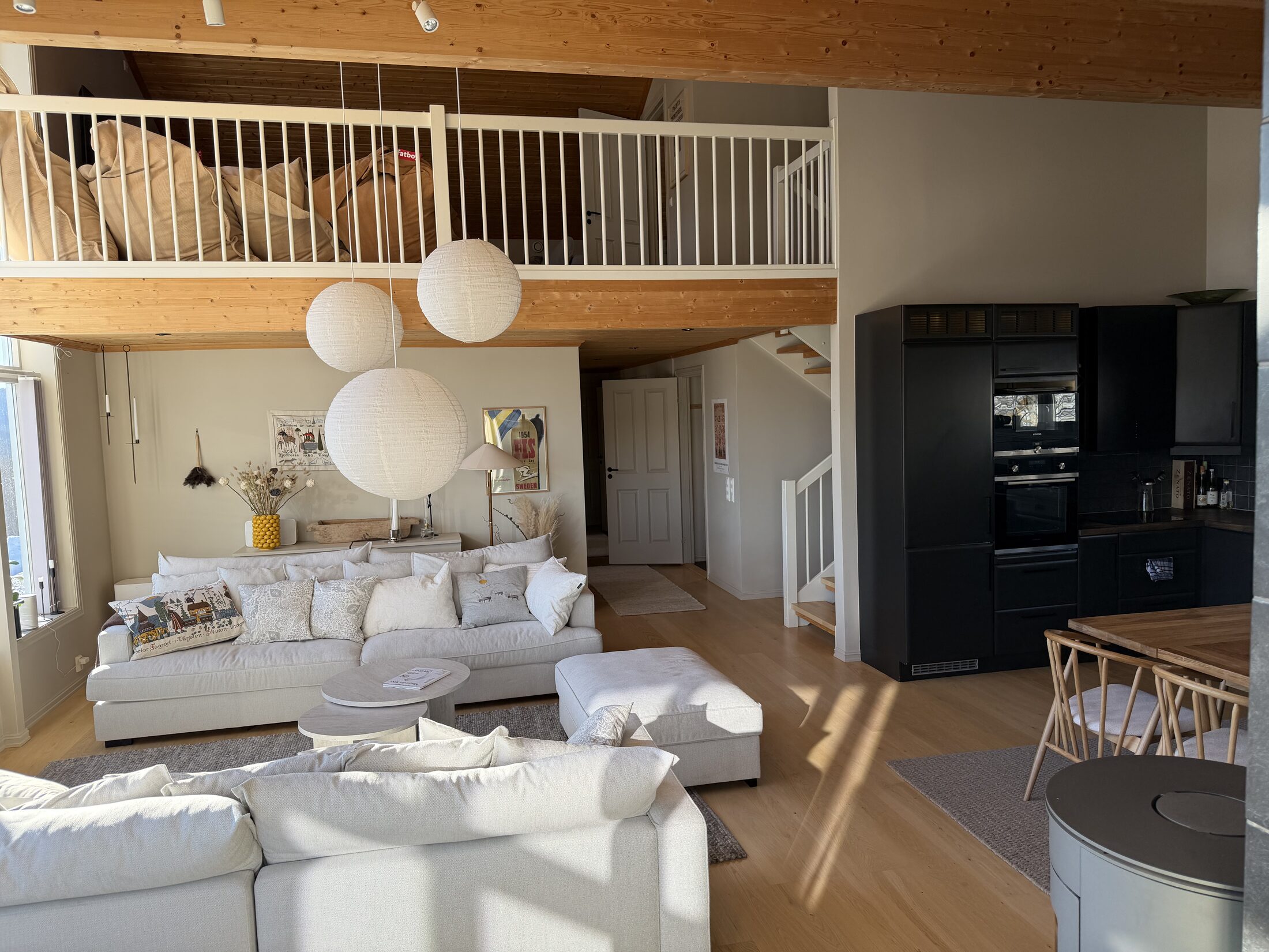Sällskapsrum med soffgrupp och loft